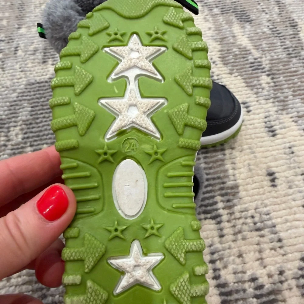 Kids Winter Hook-and-Loop Boots in Black and Green